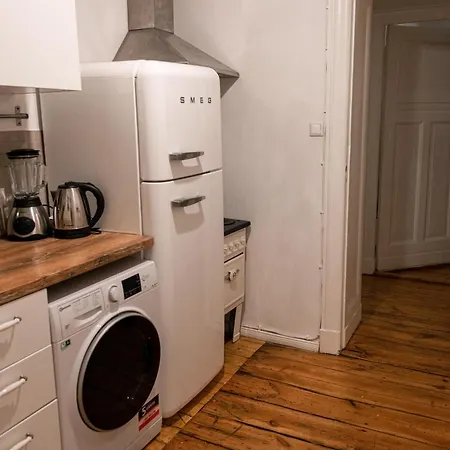 Artistic Altbau Apartment Berlin