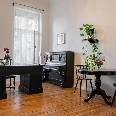 Artistic Altbau Apartment Berlin